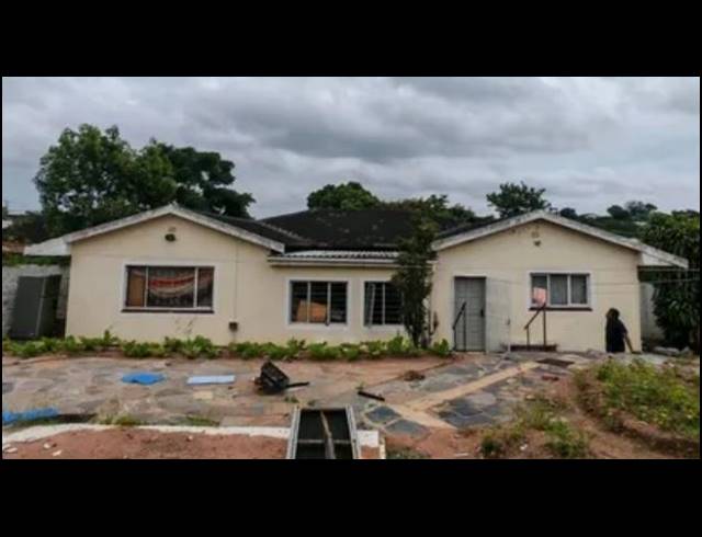 6 BEDROOM HOUSE FOR SALE IN CLARE HILLS